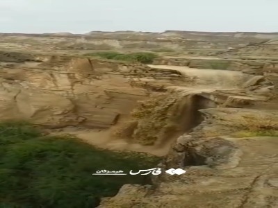 سرازیرشدن سیلاب‌ از تپه‌های شمالی بندرعباس