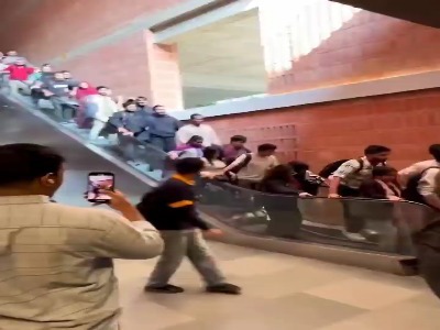 حادثه عجیب روی پله‌برقی در دانشگاه بنگلادش