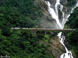 پل آهنی که از وسط آبشار رد میشه !