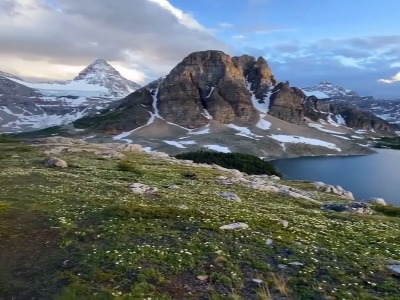 یک کوه قله هرمی ۱۵۲۵ متر بالاتر از دریاچه