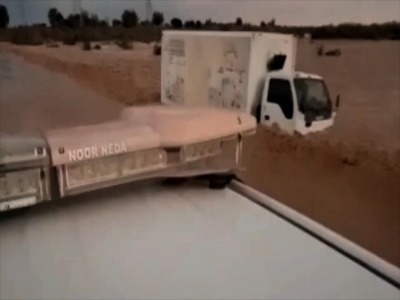 لحظات دلهره‌آور نجات راننده گرفتار در سیلاب کهنوج