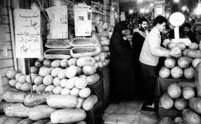 سفر در زمان؛ عکس‌های جالب از بازار شب یلدای ۶۰ سال پیش!