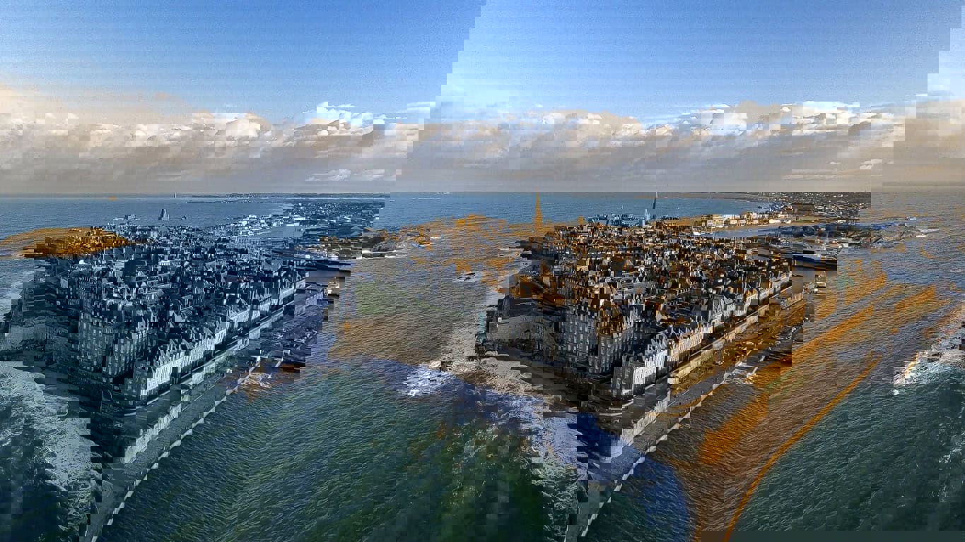 سن مالو، شهر ساحلی در شمال غربی فرانسه