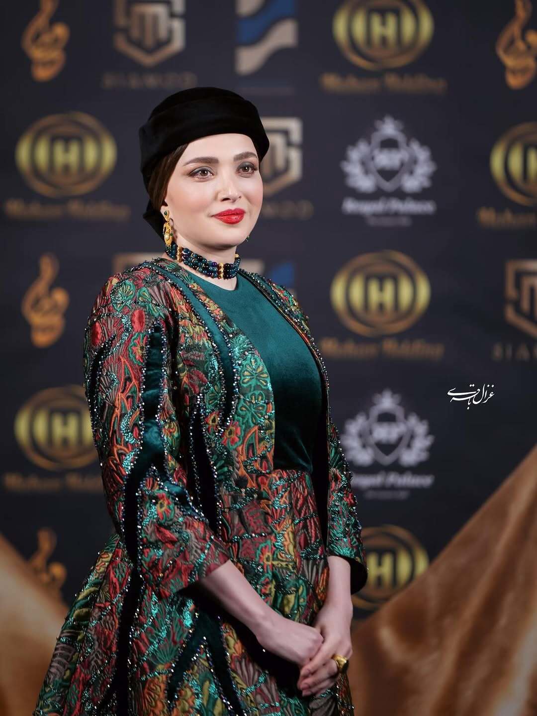 تیپ قرمز و یلدایی بهنوش طباطبایی در اولین روز زمستان