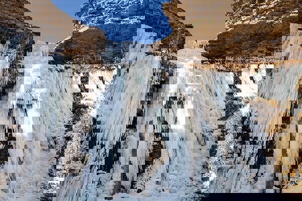 زیبایی آبشار خور در زمستان