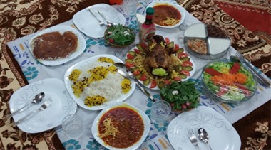 فواید عجیب غذا خوردن روی زمین!