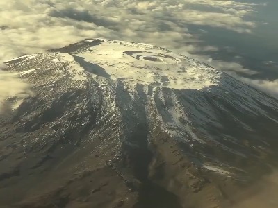 نمای نفس‌گیر کلیمانجارو بلندترین کوه قاره آفریقا از کابین خلبان