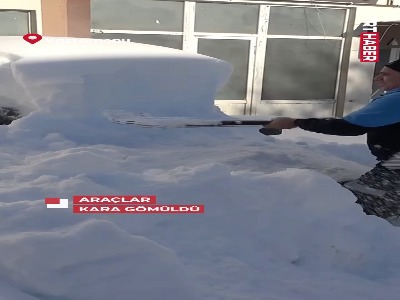 دفن‌شدن خودروها در برف سنگین قسمطونی ترکیه