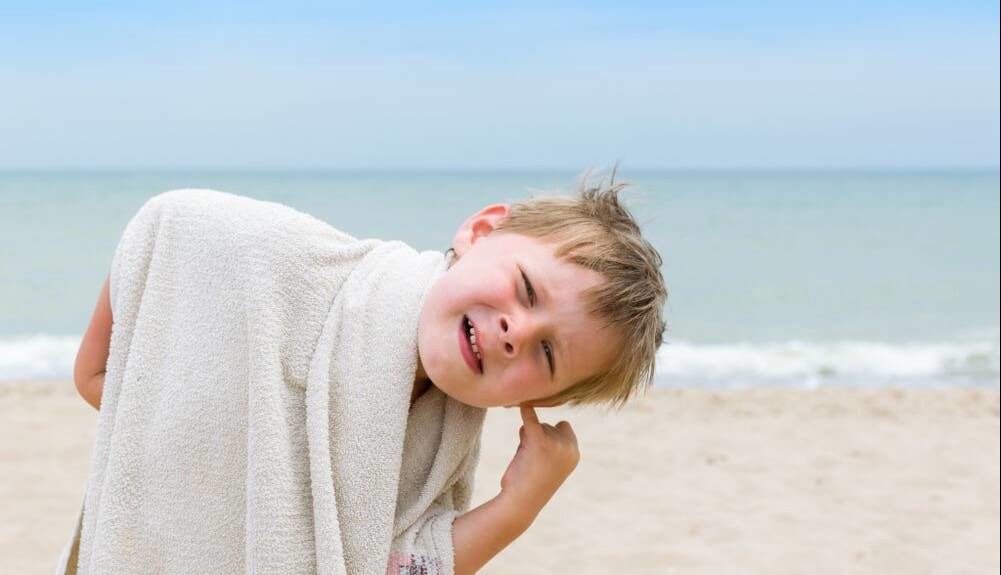 آب رفتن در گوش ؛ چطور جلوگیری کنیم و چه زمانی نزد پزشک برویم؟