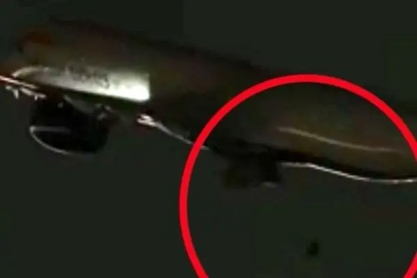 لحظه سقوط چرخ هواپیمای ایرباس هنگام برخاستن از فرودگاه