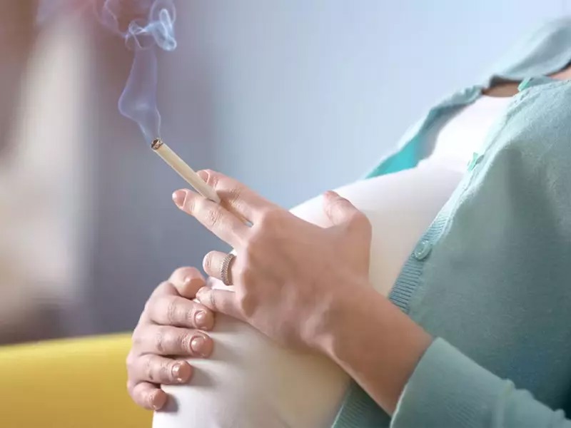 آیا سیگار کشیدن مادر برای جنین مضر است؟