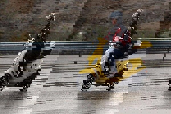 جزئیات صدور گواهینامه موتورسیکلت برای بانوان