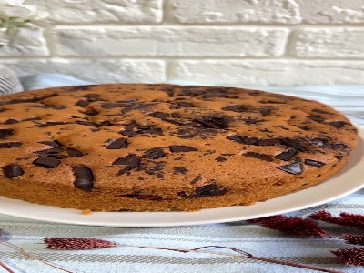 کیک با تکه‌های شکلات محبوب دل پیر و جوان