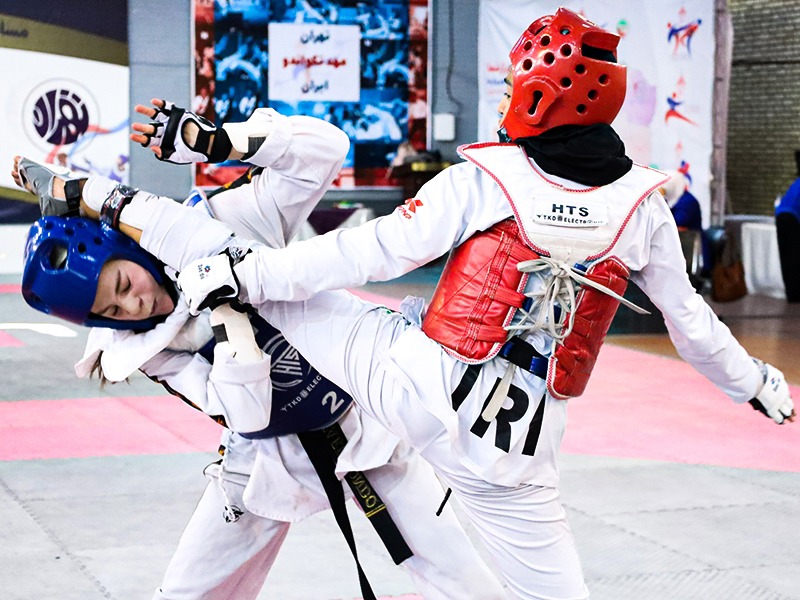 دختران نوجوان در مرحله دوم رقابت‌های انتخابی تکواندو