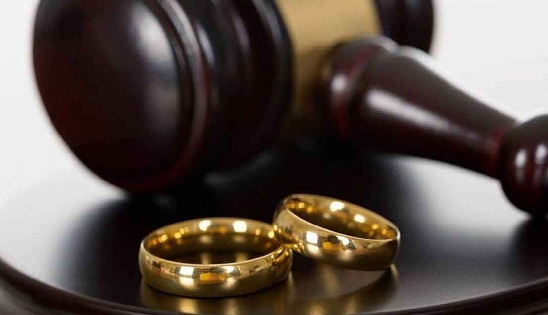 شوهرم از مادر و خواهرانش پیروی می‌کند؛ طلاق می‌خواهم