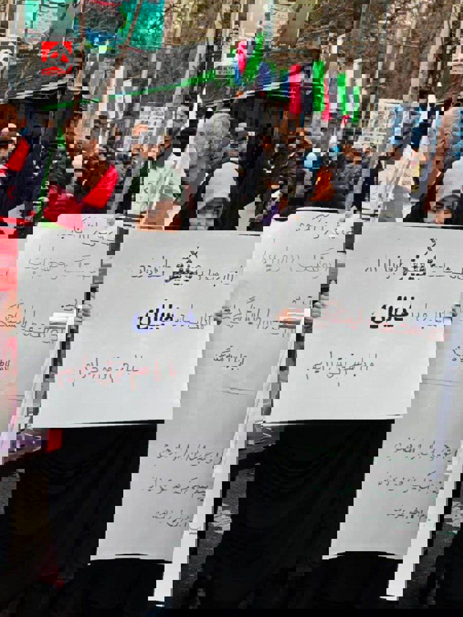 دست‌نوشته جالب و پر معنا در راهپیمایی ٢٢ بهمن