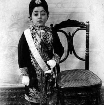 تقویم تاریخ/ آغاز سلطنت رسمی"احمدشاه" آخرین پادشاه قاجار(۱۳۳۲ ق)