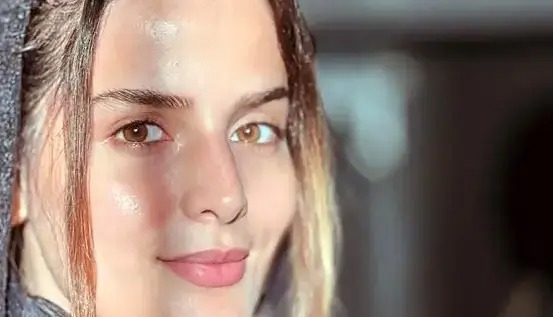 غزاله اکرمی با چادر در پشت‌صحنه سریال «سوجان»