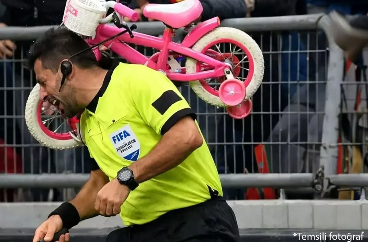 فوتبال عجیب ترکیه | پرتاب دوچرخه به سر کمک‌داور!