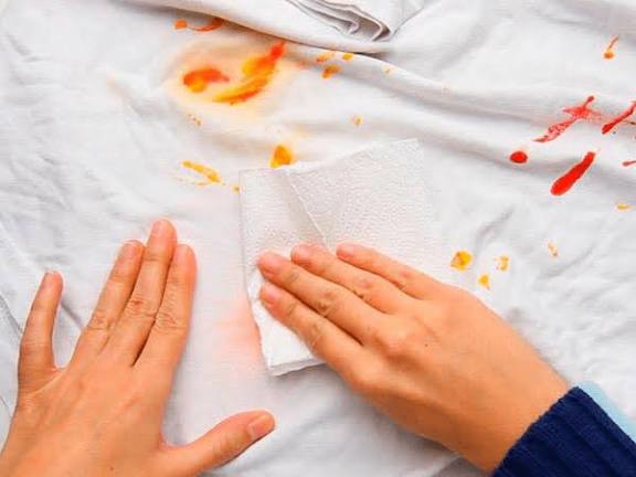 ۶ ترفند شستشوی لباس و لکه بری