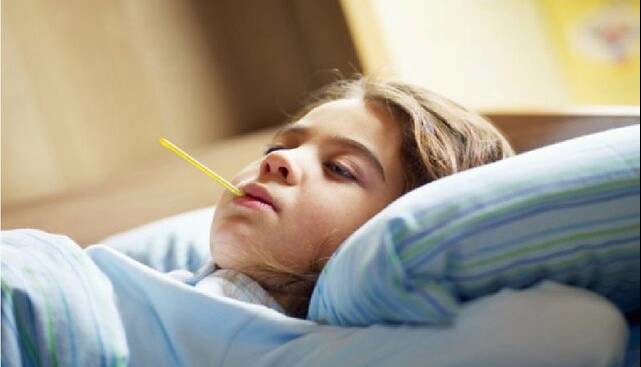 دوش آب سرد، کودک تب‌دار را وارد شوک می‌کند