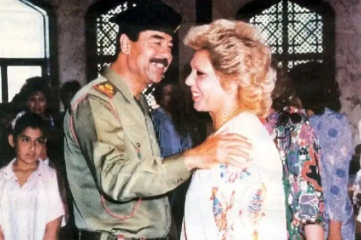 صدام حسین در حال شوخی با نامزدش ساجده، دهه ۱۹۶۰