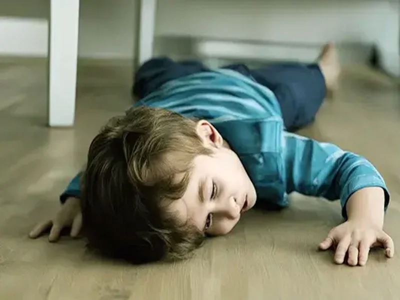 در چه کودکانی عود کردن تشنج رخ می دهد؟