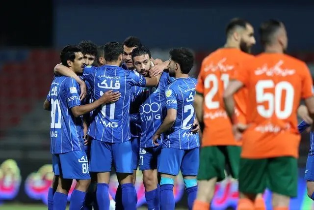 مس رفسنجان ۰ - ۱ استقلال/ صدرنشینی آبی‌پوشان پس از اخراج ساپینتو