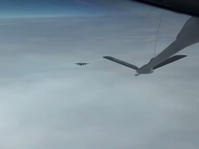 لحظه نفس‌گیر سوخت‌گیری یک جنگنده اف‑۱۵ در آسمان