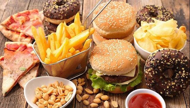 «بمب گوارشی» در مهمانی‌ها؛ هشدار درباره ترکیب غذاهای چرب و نوشابه