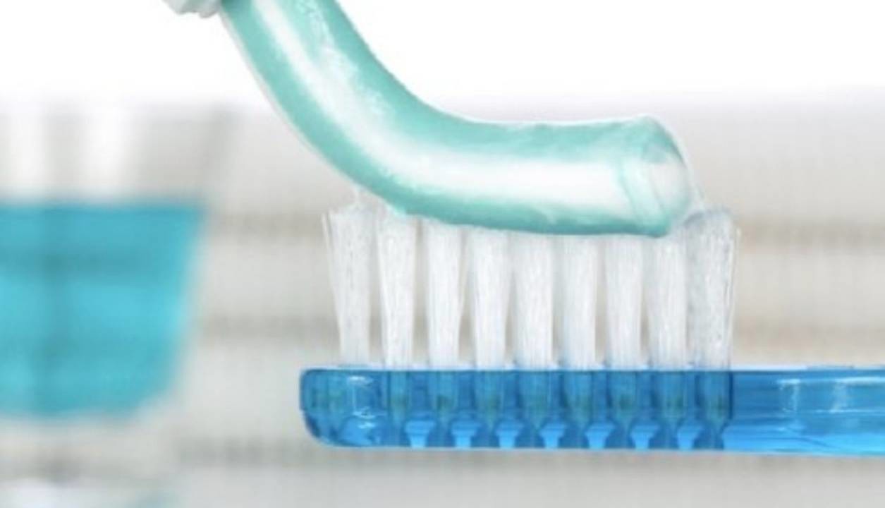 مسواک زدن بعد از هر وعده غذایی؛ مزایا و خطرات