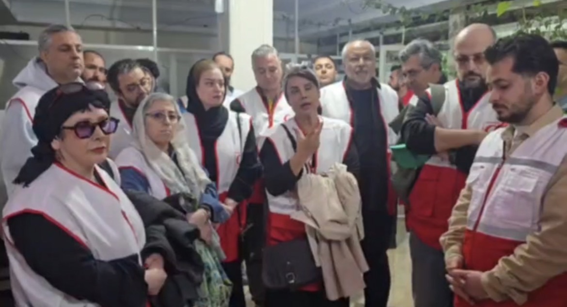 جمعی از هنرمندان و بازیگران تلویزیون در جمع امدادگران