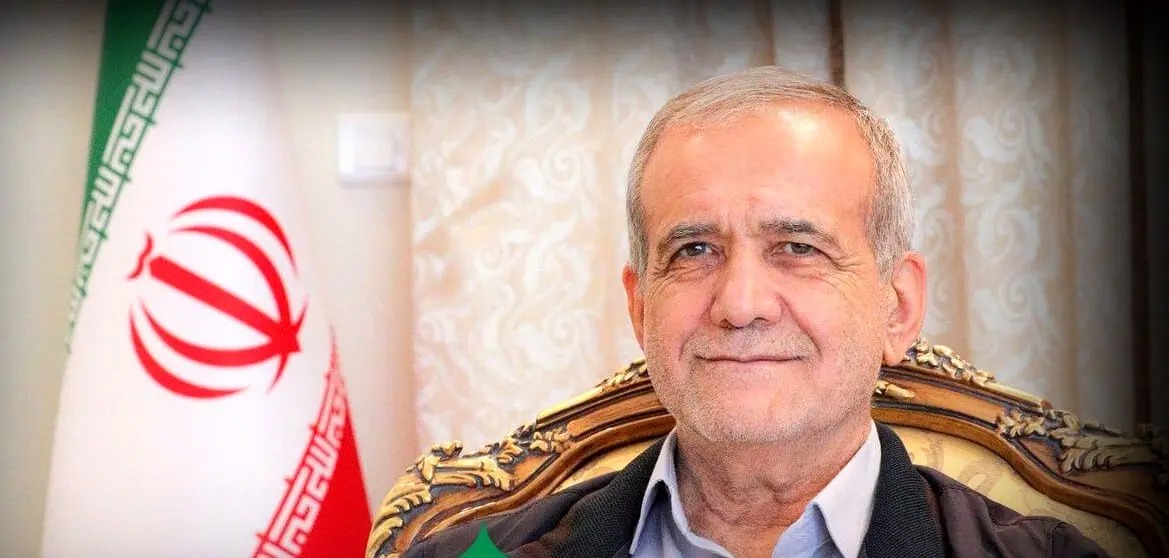 امضاء رئیس جمهور روی پیراهن تیم ملی فوتبال ایران/پیش‌بینی پزشکیان از نتیجه تیم ملی