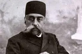 سفر در زمان؛ مظفرالدین شاه سوار بر سه‌چرخۀ مخصوص در یک جاده