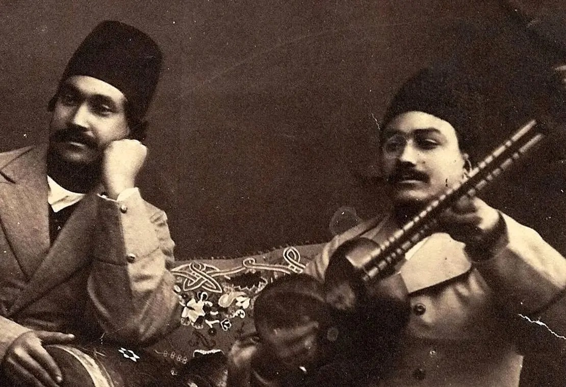 سفر به عصر قاجار؛ دستۀ مطرب‌ها پای بساط کباب