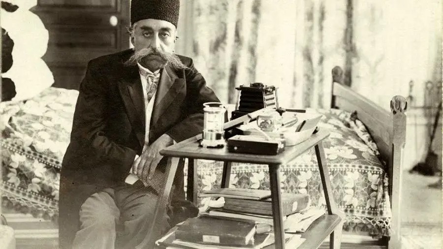سفر به ایران قدیم؛ عکس یادگاری مظفرالدین شاه و پسرش با بزهای کوهی