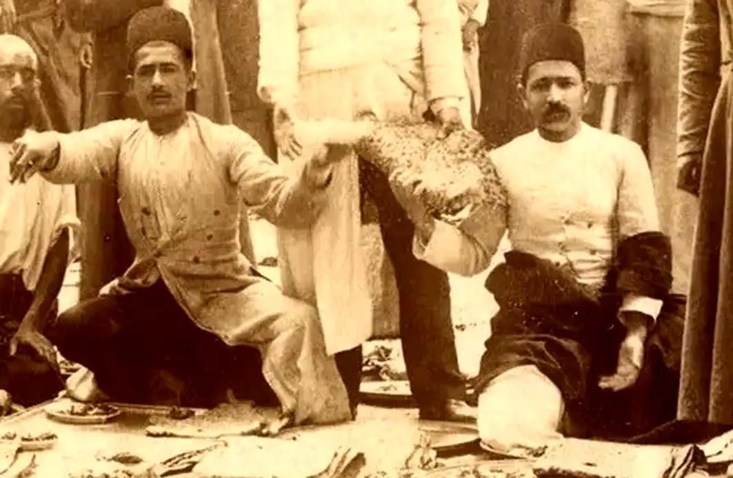 سفر به ایران قدیم؛ سینی‌های غذا در حیاط سفارت انگلستان؛ ۱۲۰ سال قبل