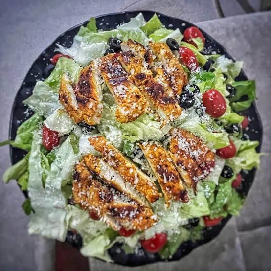 سالاد سازار به سبک رستورانی