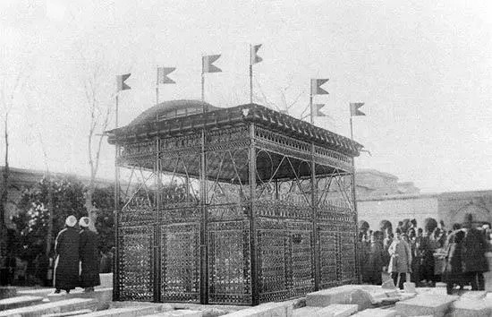 سفر به ایران قدیم؛ تصویری از مقبرۀ «حافظ» در دوران قاجار