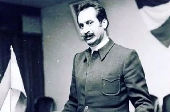 «داریوش فروهر» در میدان بهارستان؛ حوالی سال ۱۳۲۹