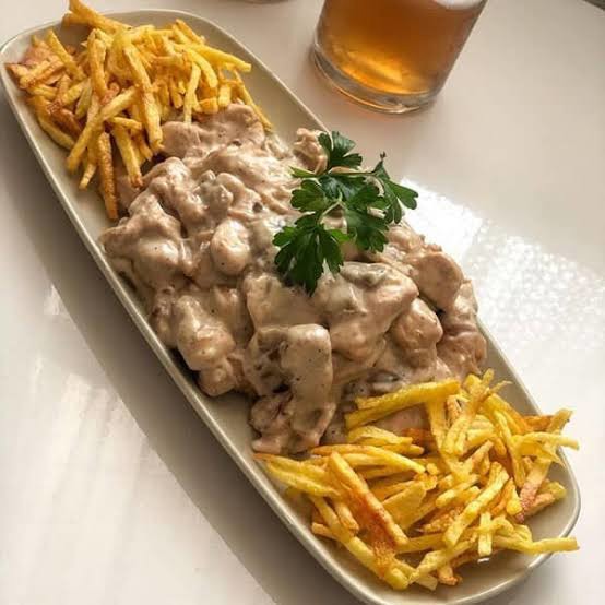 چیکن استراگانف یک غذای خیلی خوشمزه برای ناهار