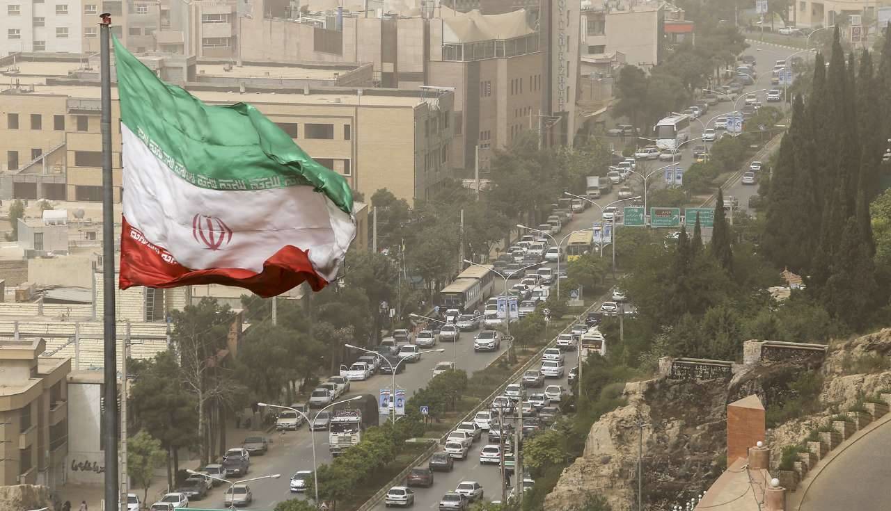 وزش باد شدید به همراه گرد و خاک در ۱۱ استان کشور