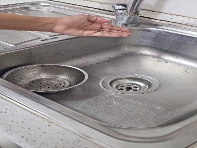 سینک رو از روز اولش هم تمیزتر و براق تر کن