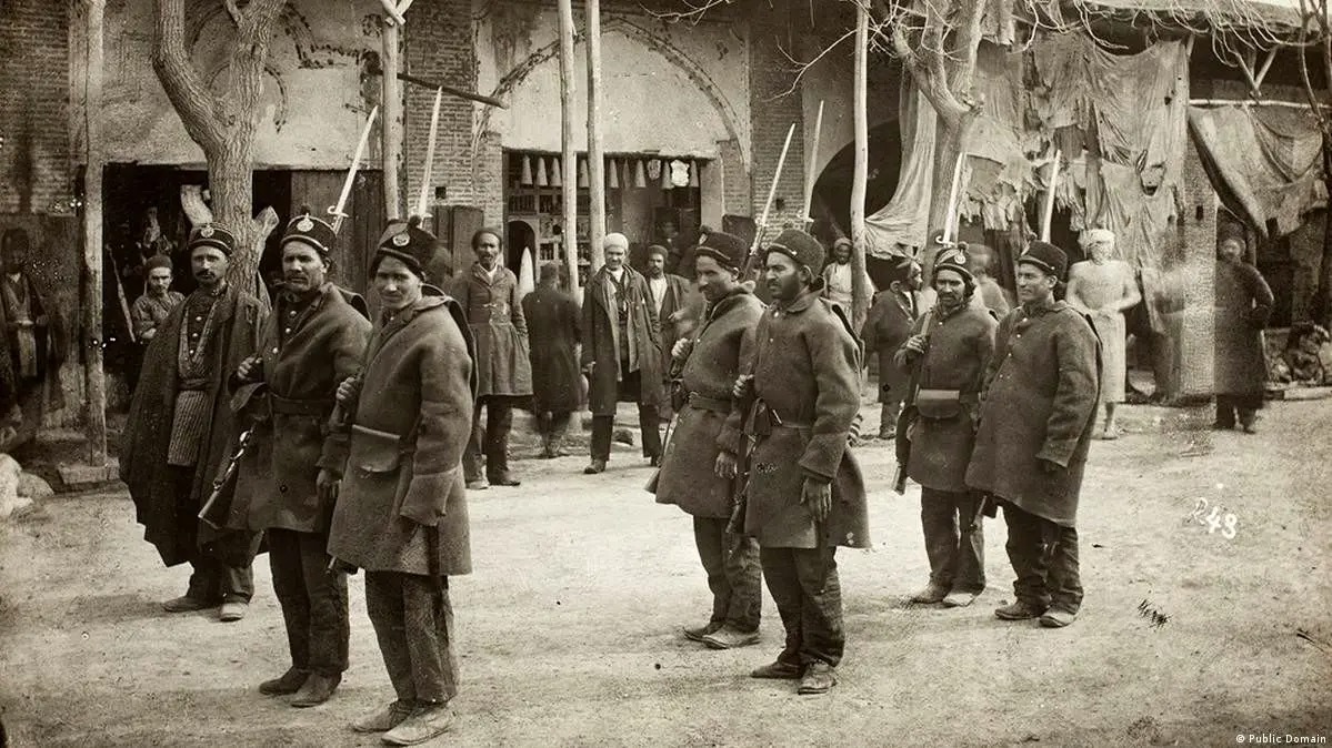ماموران قاجاری در حال فلک کردن مجرم در ملأ عام؛ سال ۱۲۷۵ خورشیدی