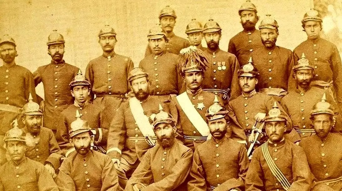 سفر در زمان؛ نظامیان دوران قاجار در حیاط قصر در مراسم «سلام»