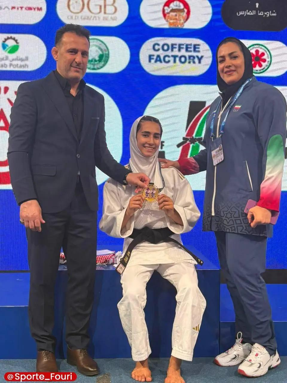 آریا بانو