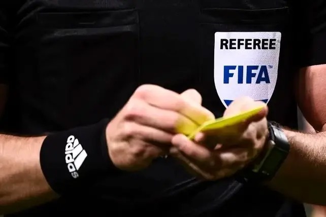 نتایج یک پژوهش: داوران کوتاه قد، کارت زرد بیشتری می‌دهند!