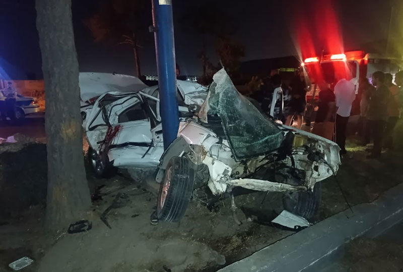 تصادف مرگبار پارس با تیر برق؛ ۲ نفر جان باختند