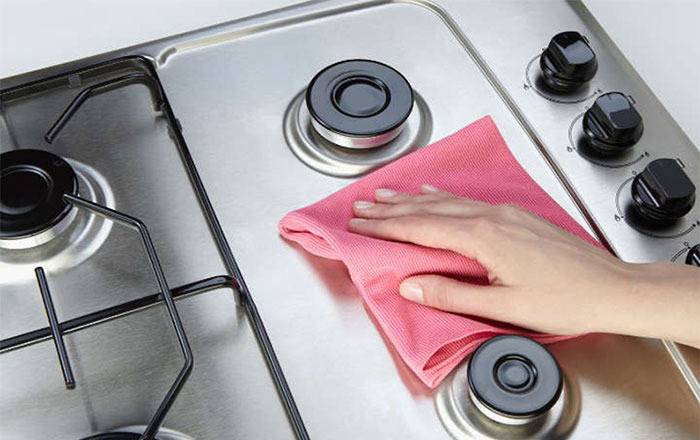 برای تمیز کردن اجاق گاز، این ترکیب ساده و کاربردی رو امتحان کنید