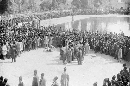 سفر در زمان؛ پهلوان‌های کرمانشاهی دوران قاجار در حال اجرای حرکات ورزشی در یک مراسم